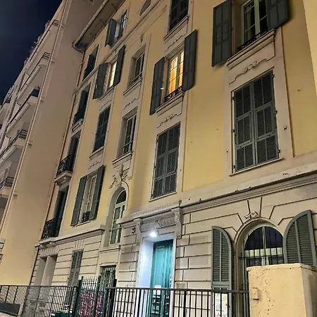 A Deux Pas De La